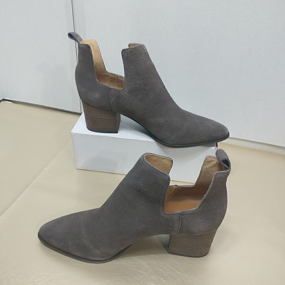 Lucky Brand Women’s SZ 12 M Jabilo Boot Suede Gray. Condition is Pre-owned.